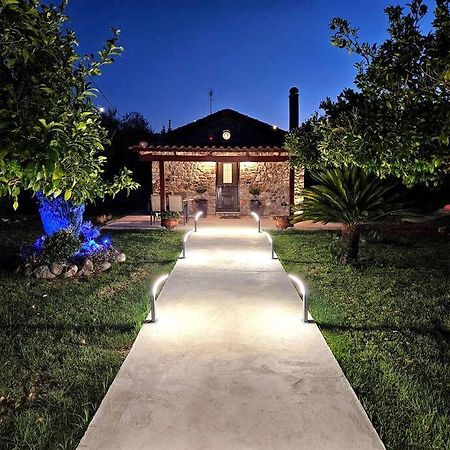 Paralía Patras Stonehouse With Large Yard - Πέτρινο Σπίτι Με Αυλήヴィラ エクステリア 写真