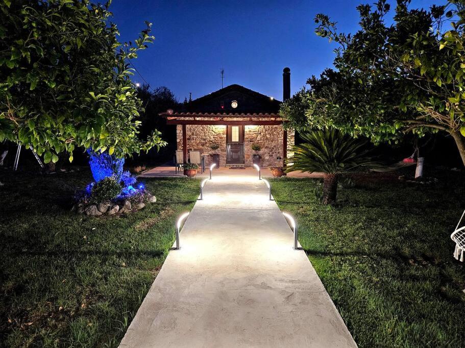 Paralía Patras Stonehouse With Large Yard - Πέτρινο Σπίτι Με Αυλήヴィラ エクステリア 写真