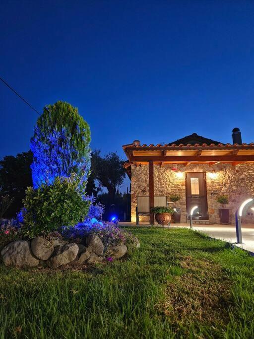 Paralía Patras Stonehouse With Large Yard - Πέτρινο Σπίτι Με Αυλήヴィラ エクステリア 写真